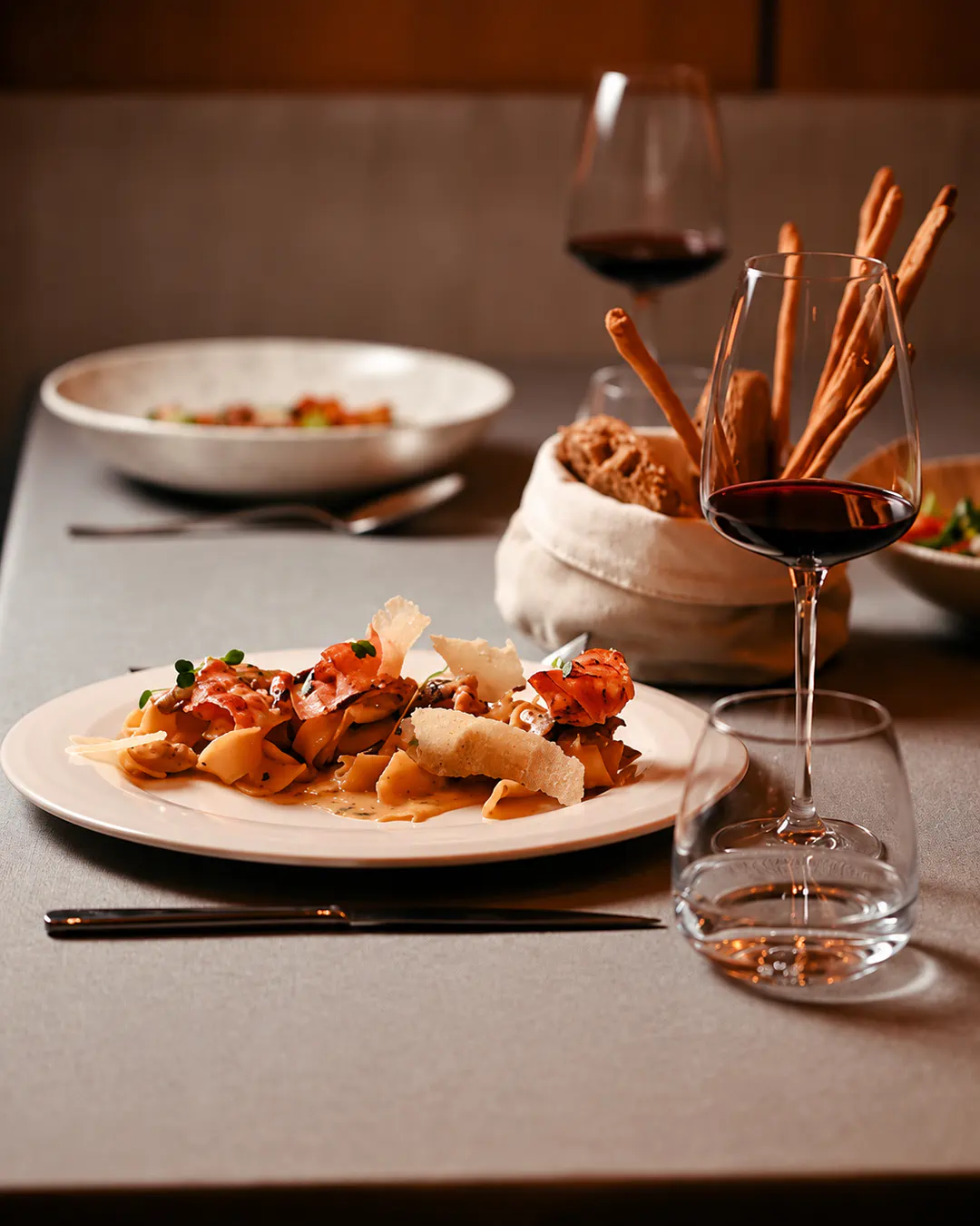 Pjatë me pasta e servirur me verë të kuqe në Taverneta By Whisky në Tiranë