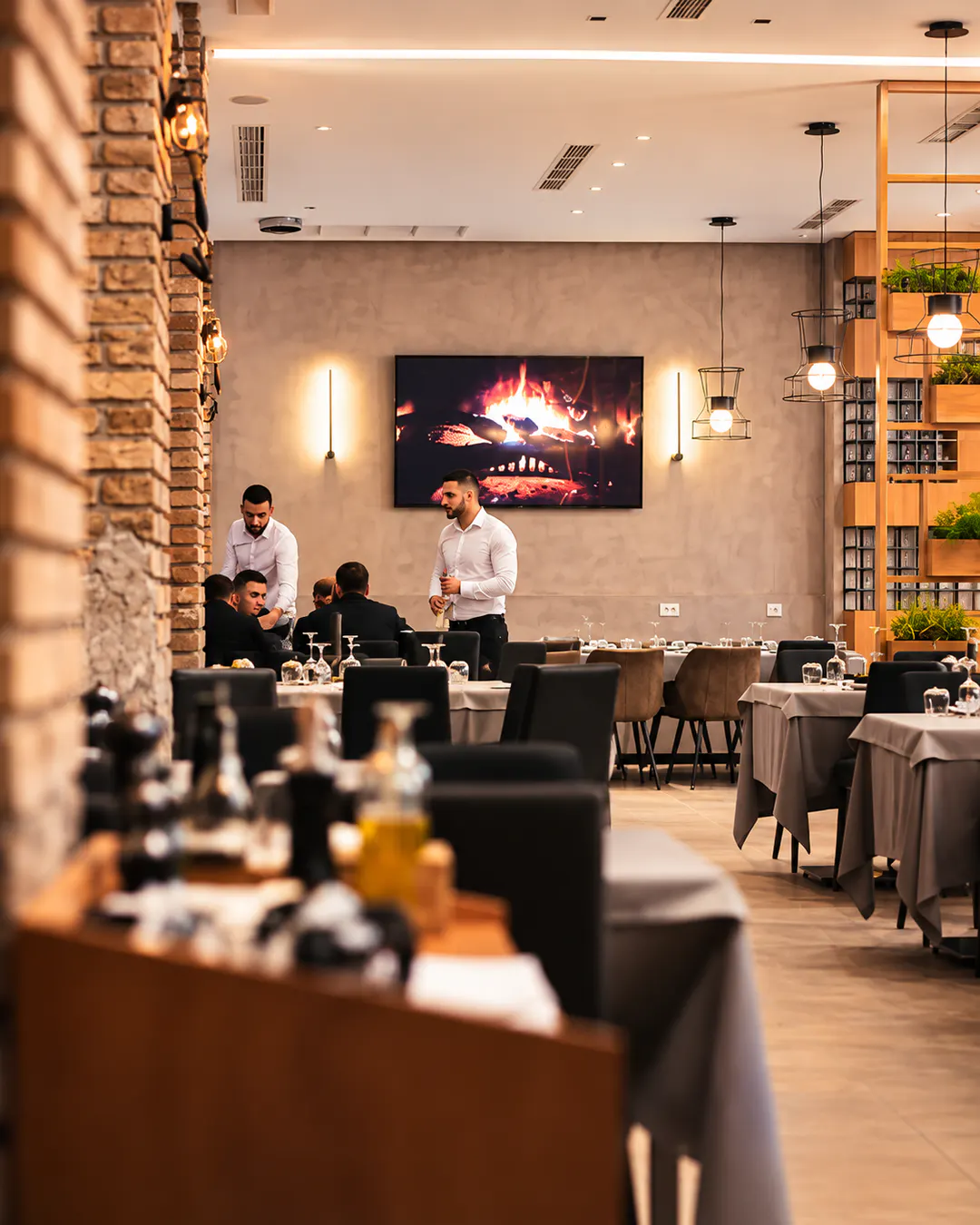 Ambient modern i brendshëm dhe hapësirë ngrënieje në restorantin Taverneta By Whisky në Tiranë