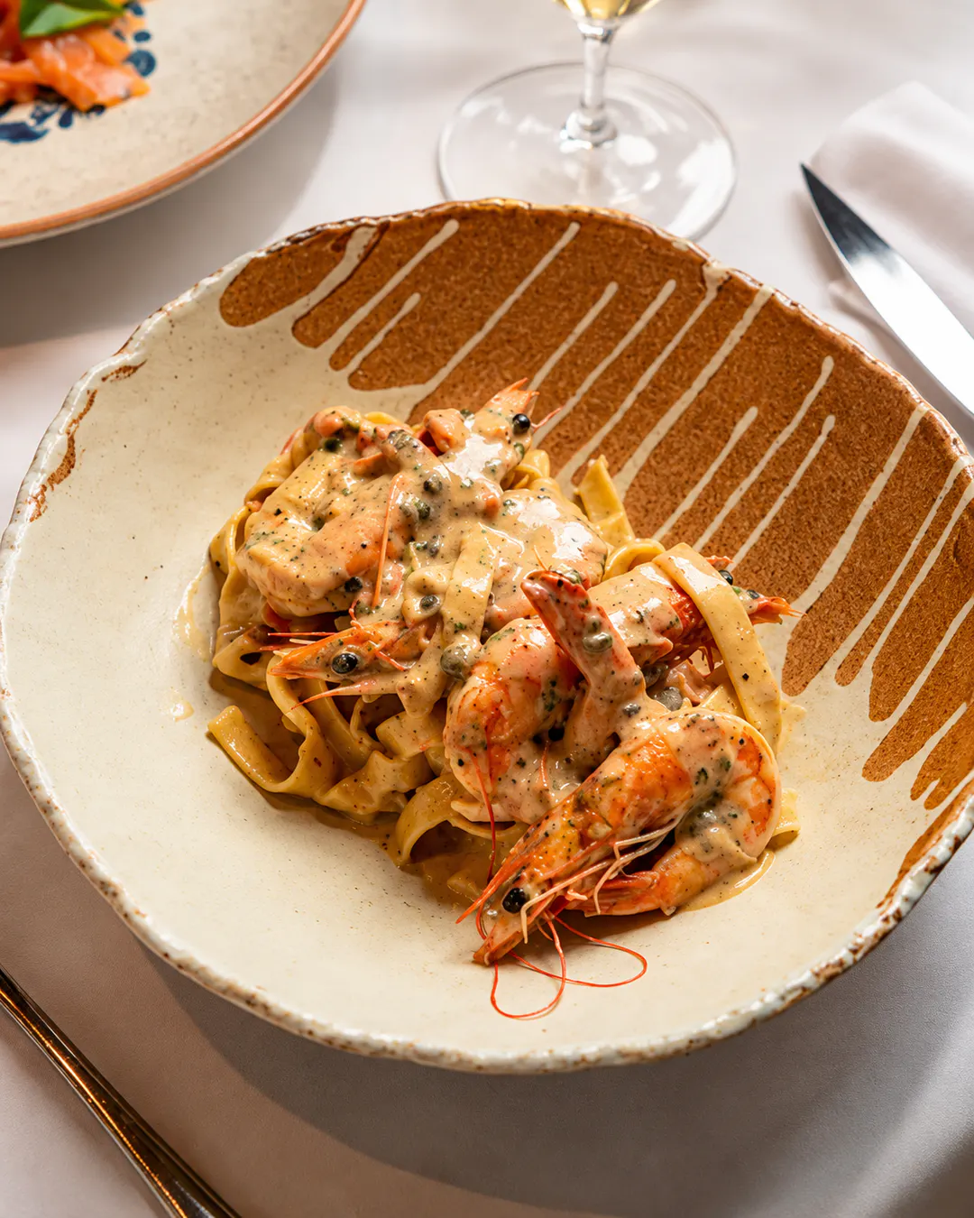 Pasta me karkaleca të freskët dhe salcë kremoze në Varkat Fish Restaurant në Tiranë