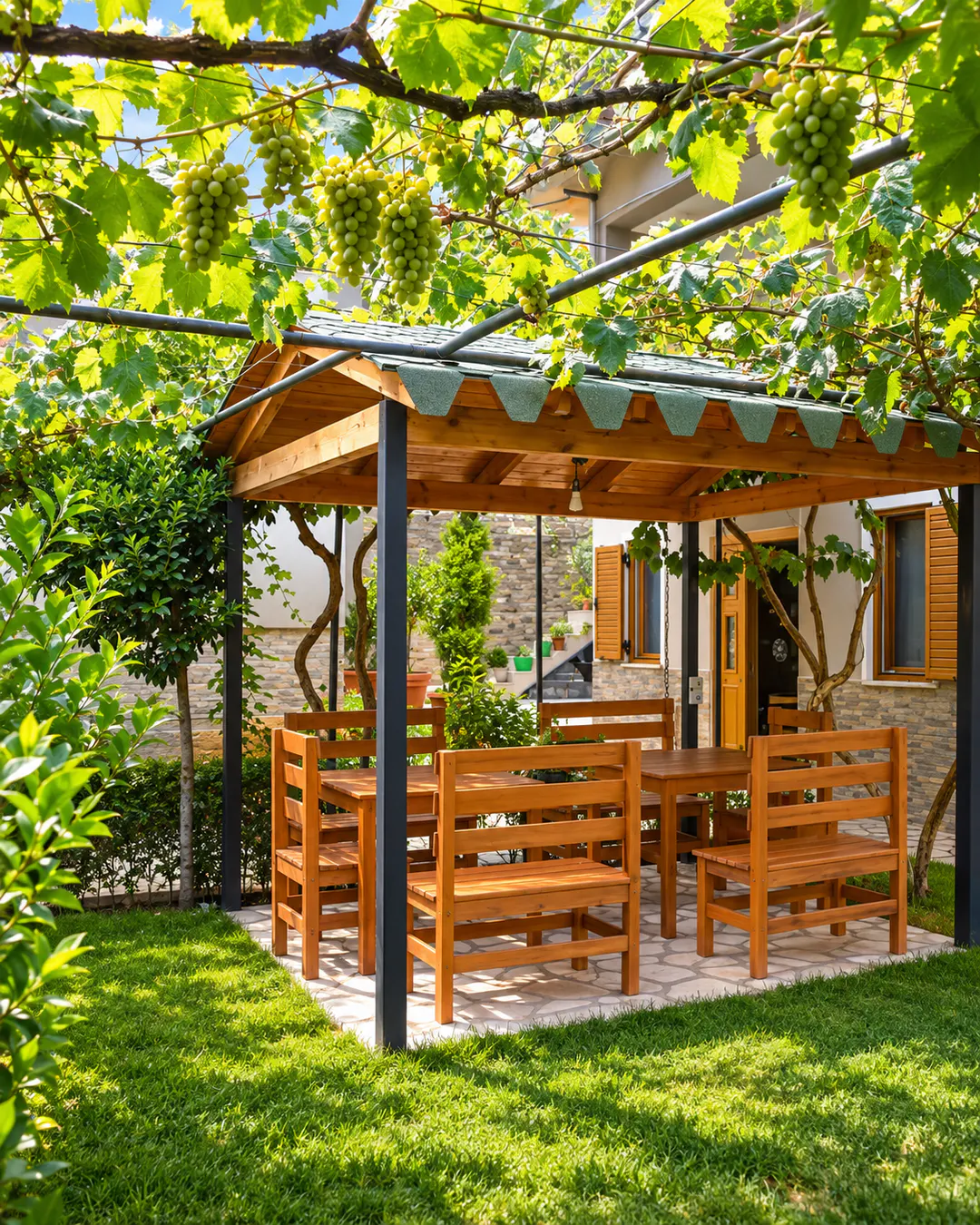 Splendido giardino al Vila Culli con zona pranzo esterna in legno, circondata da viti, vegetazione rigogliosa e pergolato ombreggiato